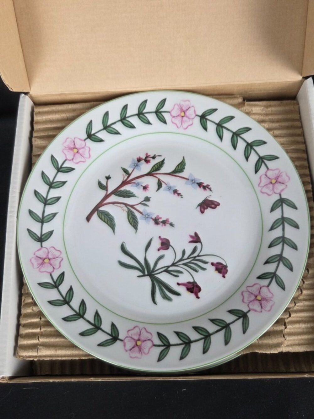 Set of 4 Home Essentials Botanical Dessert Plates - Picture 2 of 3